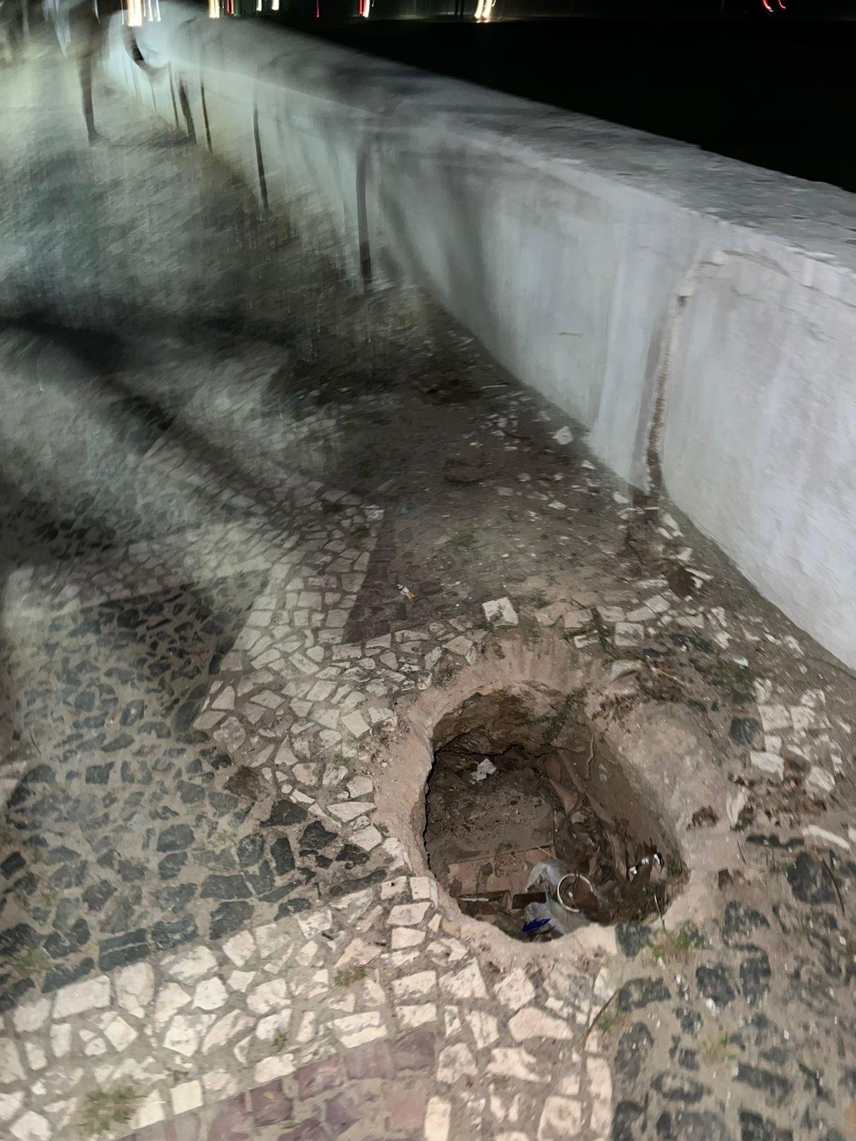 HOMEM SE ACIDENTA EM BURACO NA CALÇADA NO CENTRO DE ILHÉUS