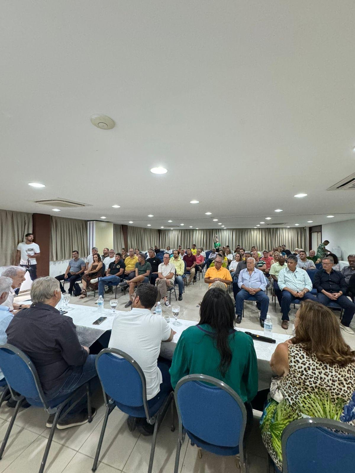 VALDERICO JR. APRESENTA FUTURO SECRETÁRIO MAURÍCIO TAVARES A REPRESENTANTES DO TURISMO EM ILHÉUS
