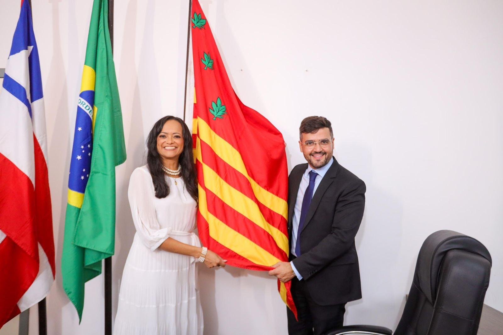 PREFEITO VALDERICO TOMA POSSE E REFORÇA IMPORTÂNCIA DA UNIDADE E DIÁLOGO