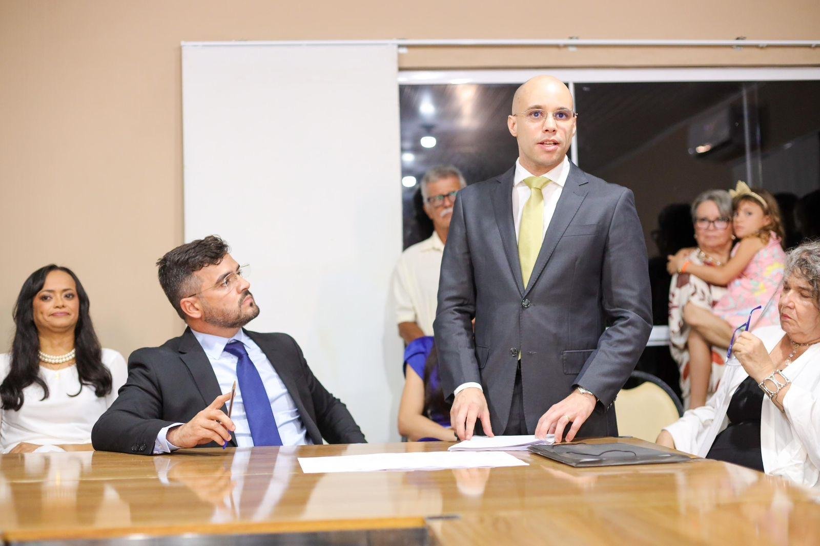 VALDERICO INICIA MANDATO COM ASSINATURA DE  27 DECRETOS 