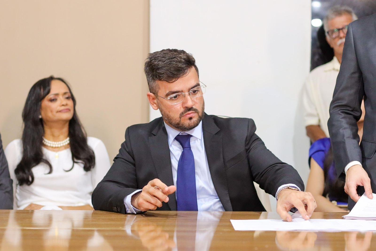 VALDERICO INICIA MANDATO COM ASSINATURA DE  27 DECRETOS 