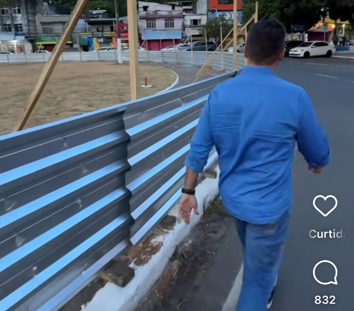 VALDERICO JÚNIOR CARREGA PEDRA E FALA EM DOAÇÃO DA PRAÇA CAIRÚ 