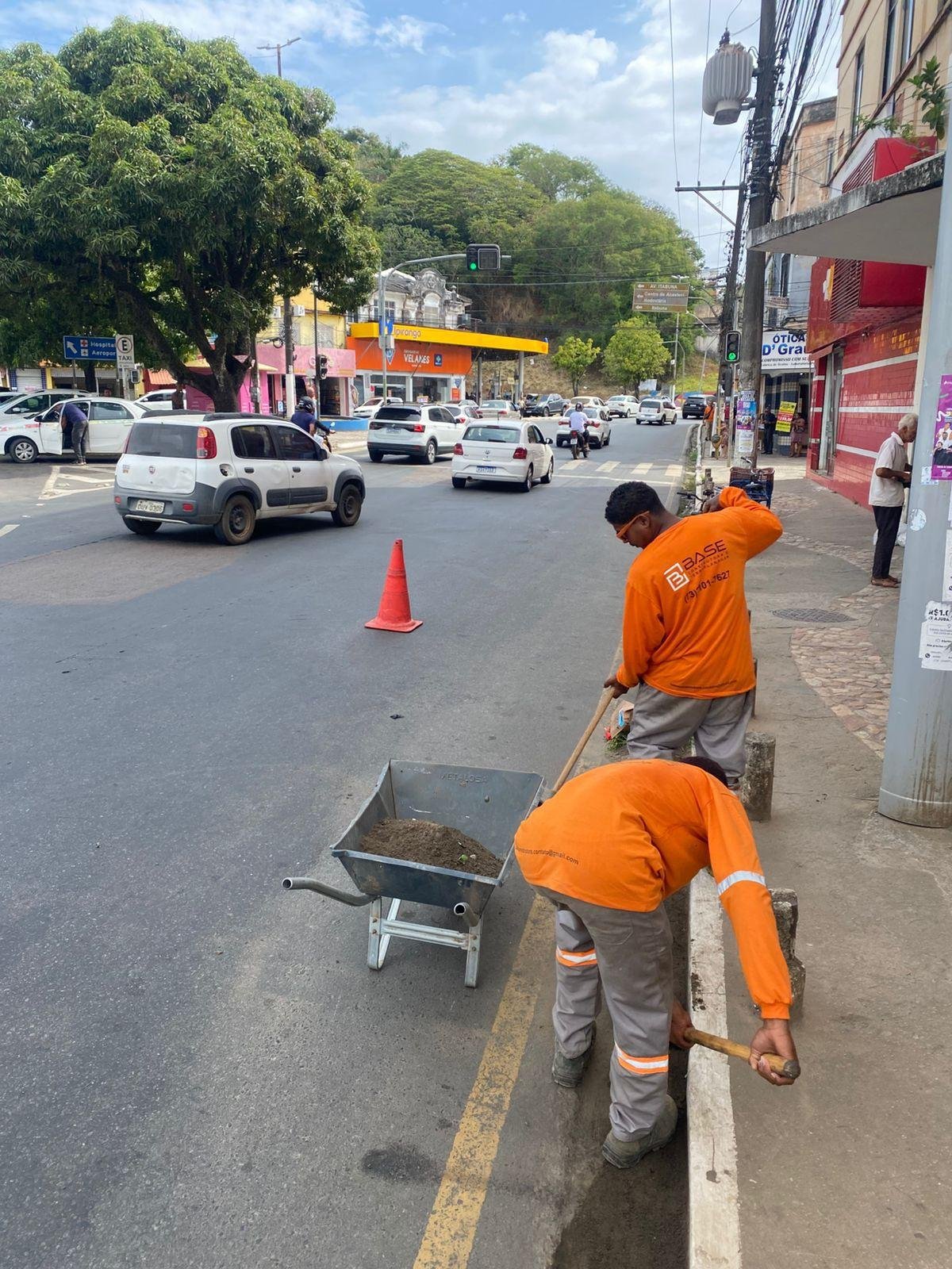 LIMPEZA DE CANAIS E BUEIROS É INTENSIFICADA EM ILHÉUS PARA PREVENIR ALAGAMENTOS