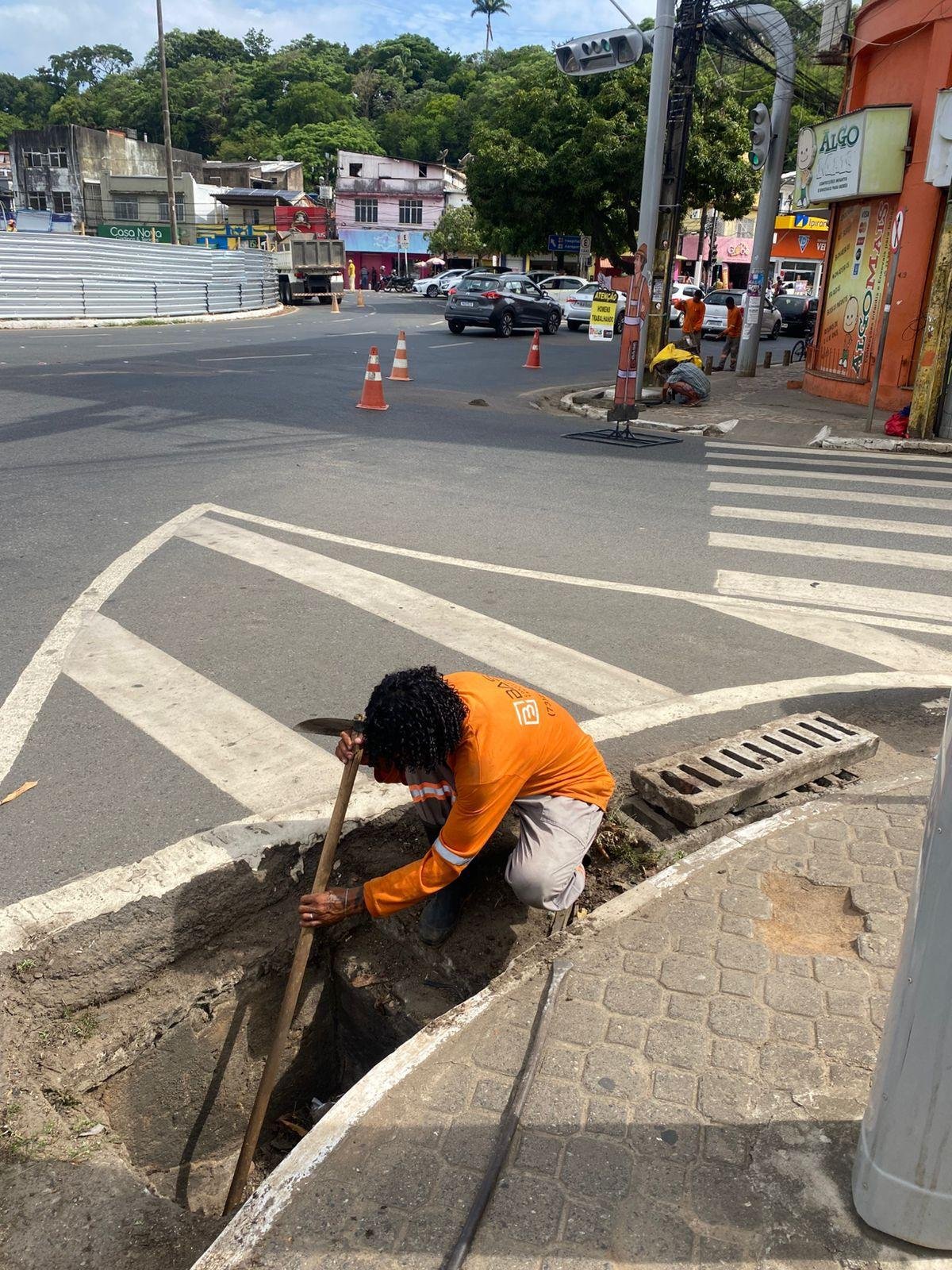 LIMPEZA DE CANAIS E BUEIROS É INTENSIFICADA EM ILHÉUS PARA PREVENIR ALAGAMENTOS