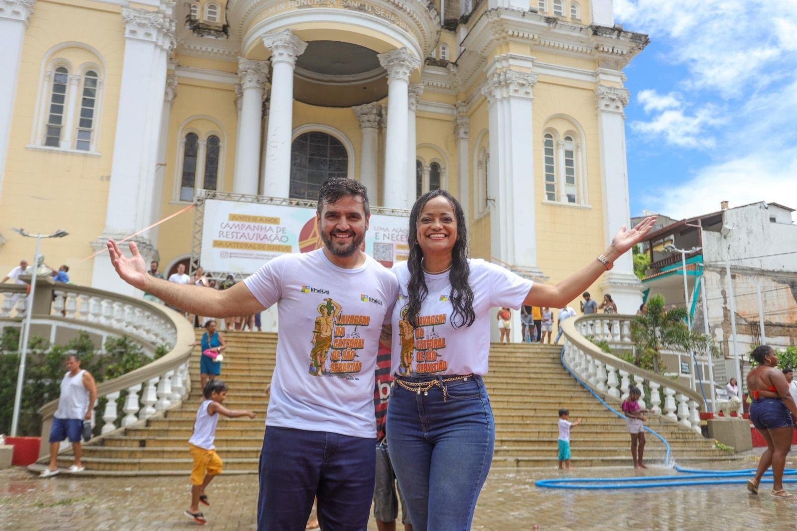 PREFEITO VALDERICO JÚNIOR CELEBRA LAVAGEM DAS ESCADARIAS DA CATEDRAL DE SÃO SEBASTIÃO