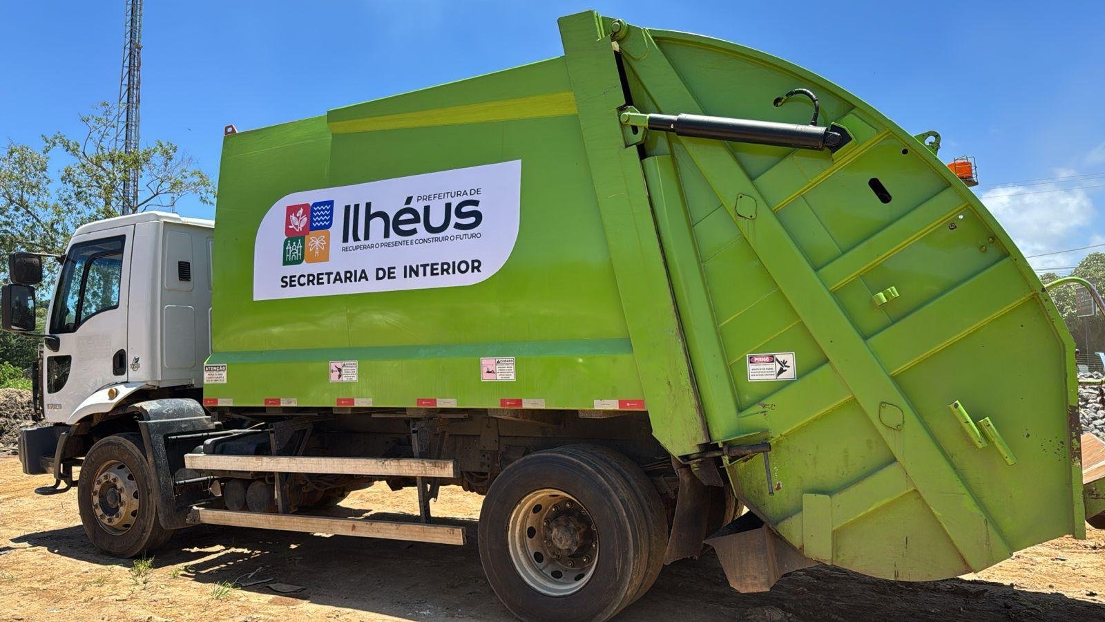 DISTRITOS DE ILHÉUS RECEBEM CAMINHÃO COMPACTADOR PARA COLETA DE LIXO