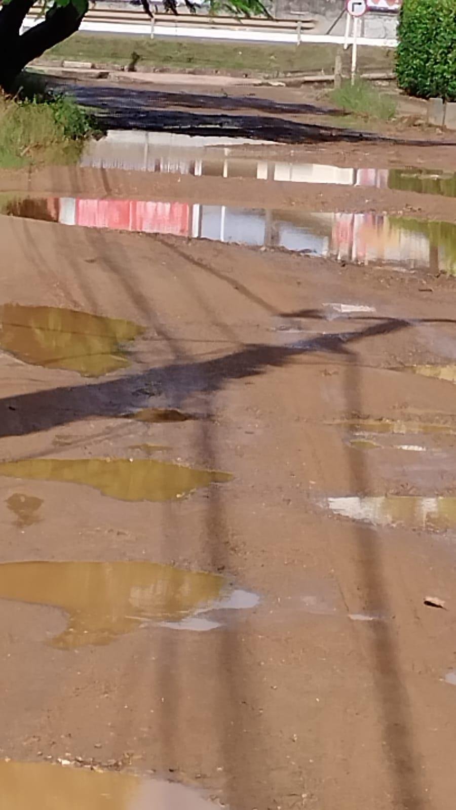 MORADORES RECLAMAM DE ABANDONO NA RUA RAIMUNDO KRUSCHEWSKI, NO JARDIM ATLÂNTICO