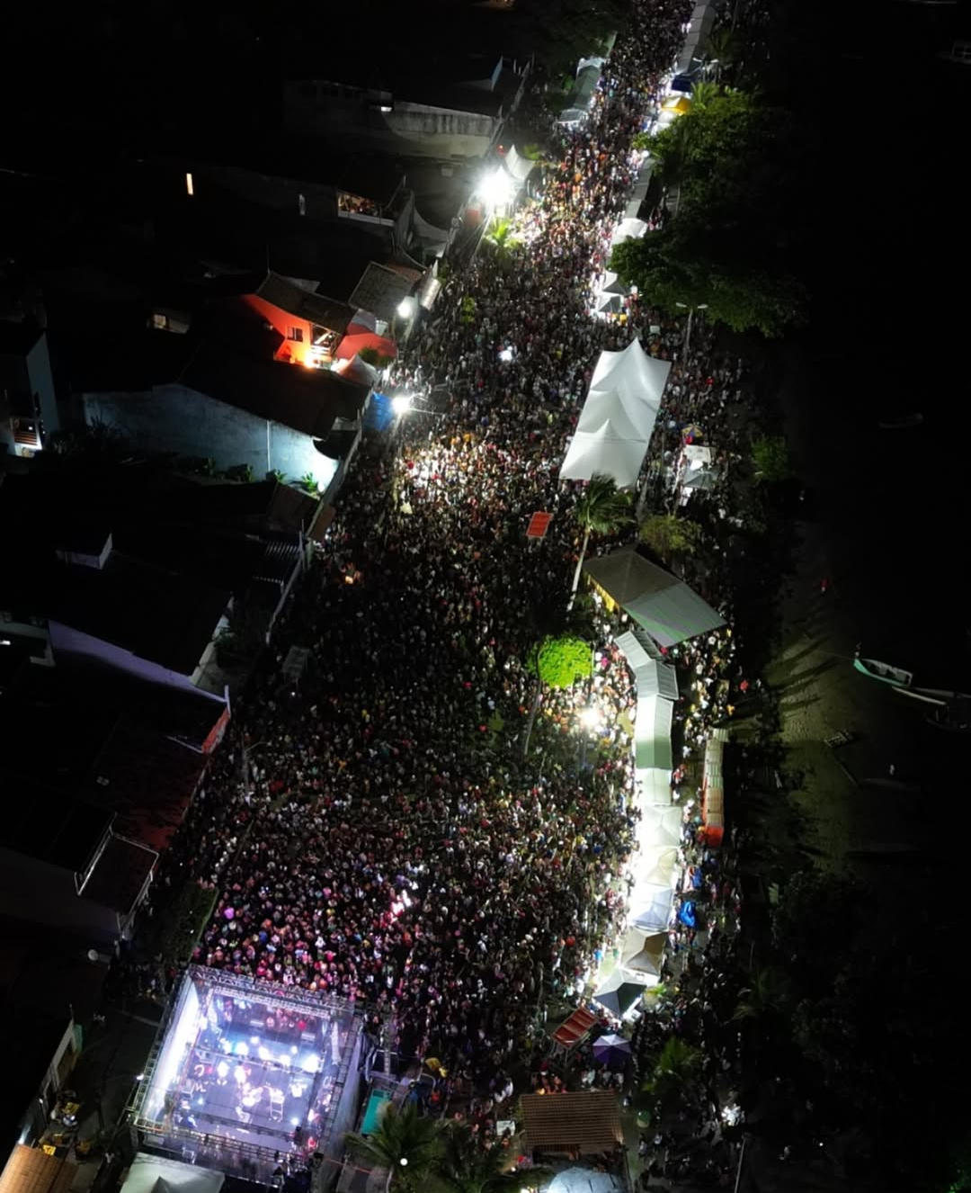 MULTIDÃO LOTA RUAS DO PONTAL NO PRÉ-CARNAVAL DE ILHÉUS