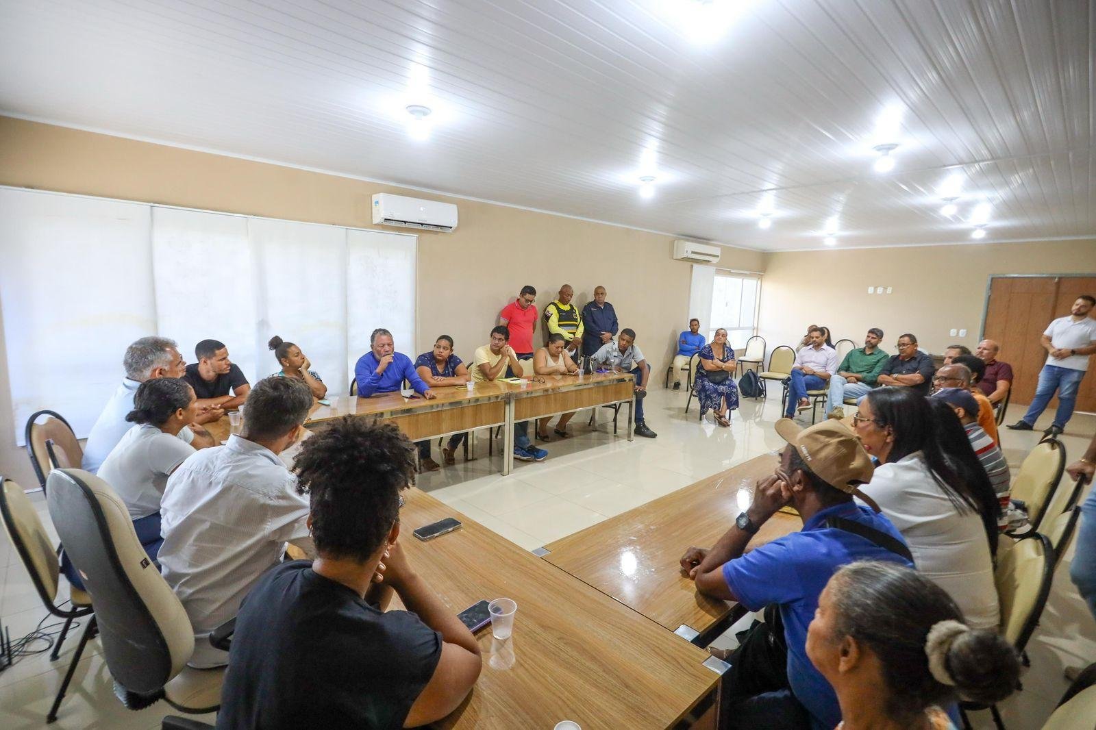 PREFEITO DE ILHÉUS SE REÚNE COM MANIFESTANTES E PROPÕE COMISSÃO PARA ACOMPANHAR TRANSPORTE PÚBLICO