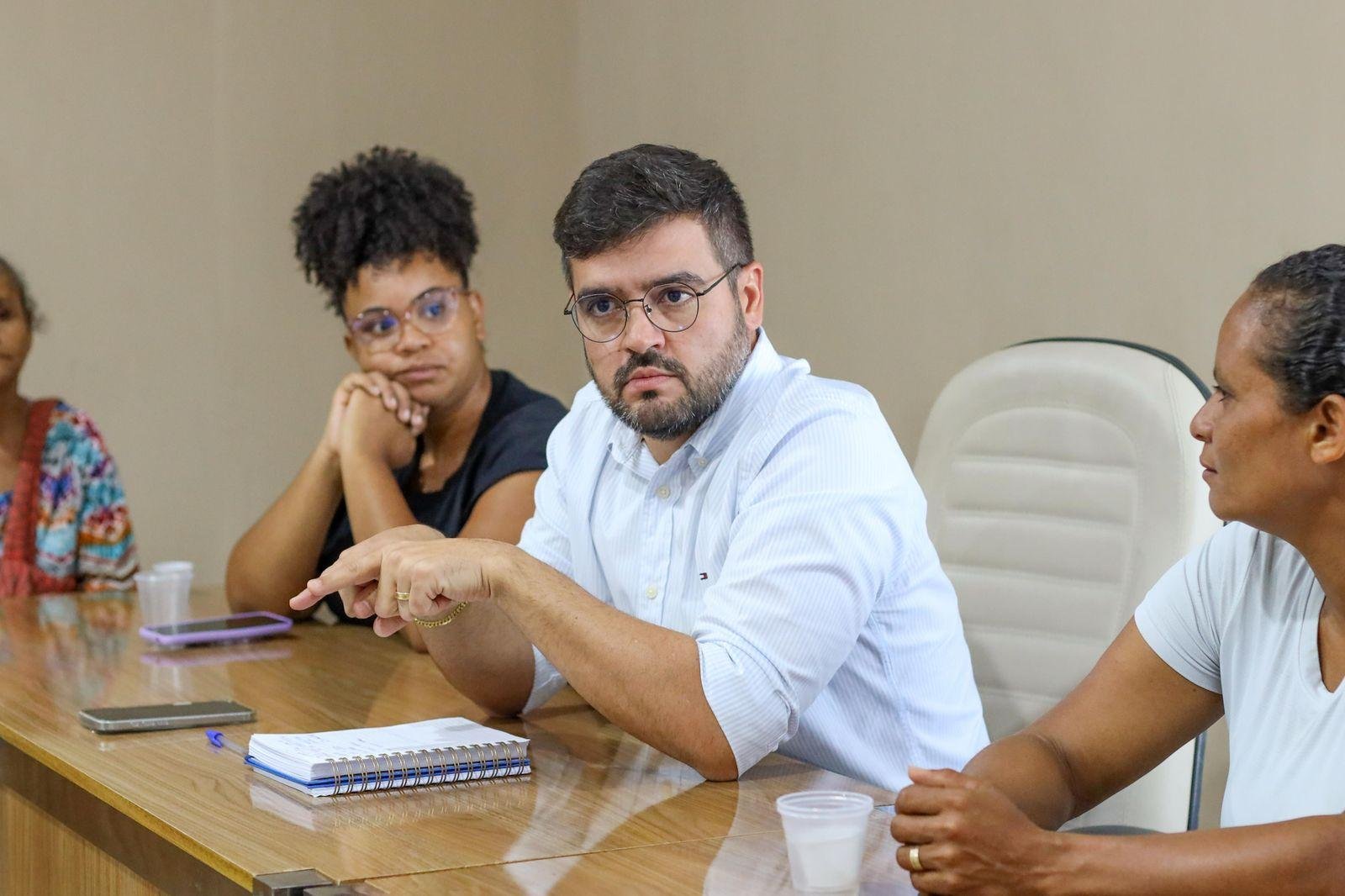 PREFEITO DE ILHÉUS SE REÚNE COM MANIFESTANTES E PROPÕE COMISSÃO PARA ACOMPANHAR TRANSPORTE PÚBLICO