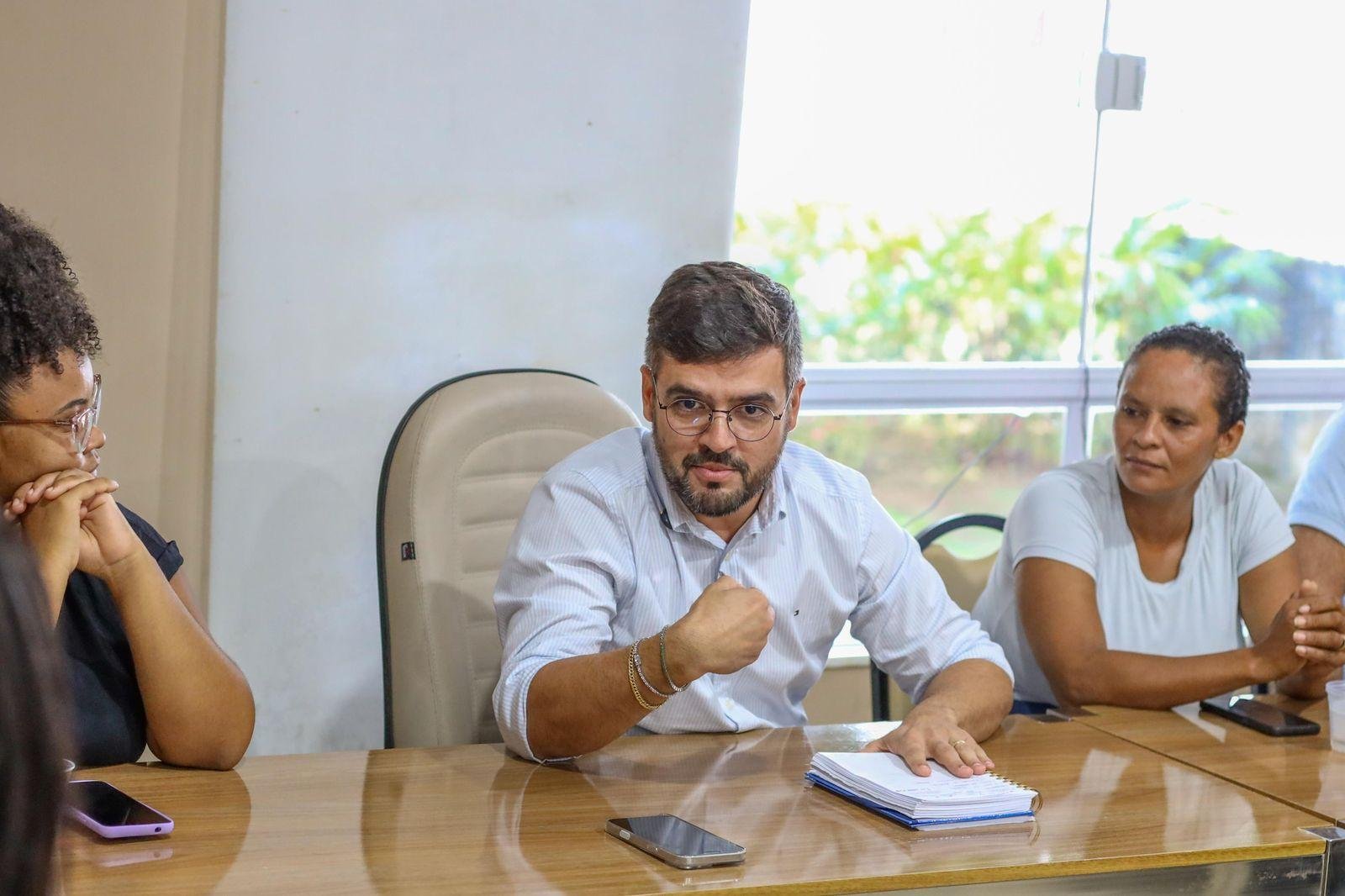 PREFEITO DE ILHÉUS SE REÚNE COM MANIFESTANTES E PROPÕE COMISSÃO PARA ACOMPANHAR TRANSPORTE PÚBLICO