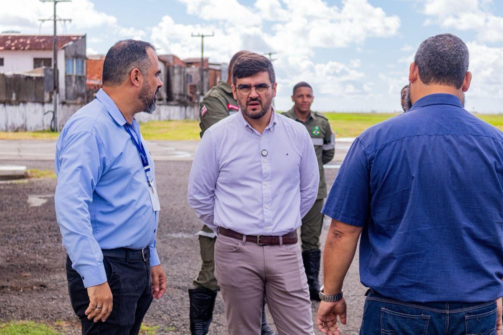 PREFEITO VALDERICO JUNIOR DISCUTE MELHORIAS NO AEROPORTO JORGE AMADO