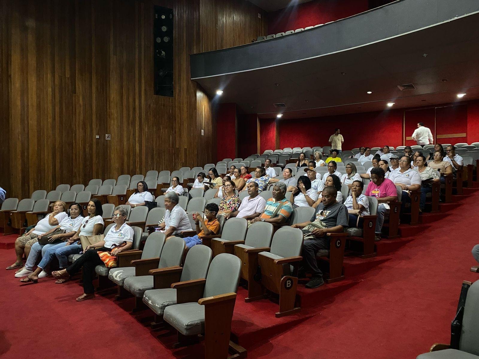 AGENTES COMUNITÁRIOS DE SAÚDE DE ILHÉUS PARTICIPAM DE TREINAMENTO E RECEBEM NOVOS TABLETS 