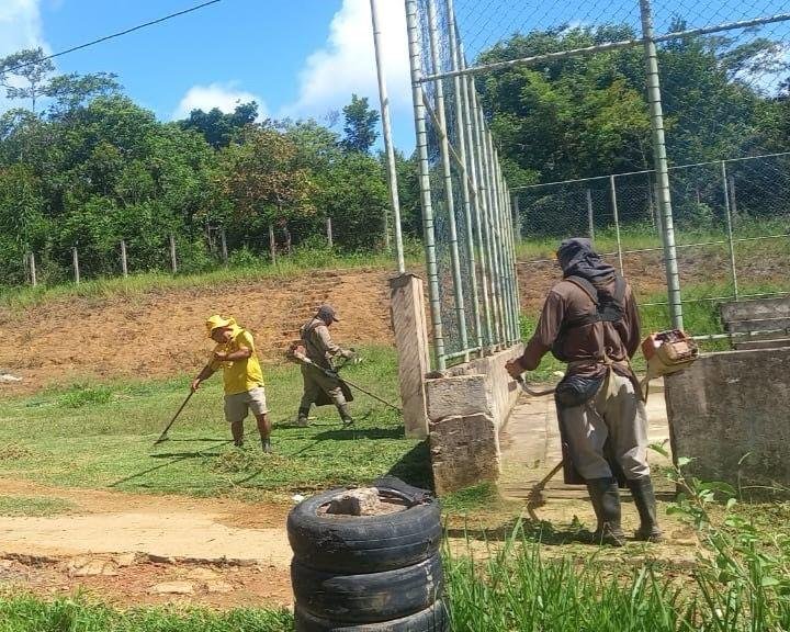 PREFEITURA DE ILHÉUS REALIZA SERVIÇOS DE ROÇAGEM E CALÇAMENTO EM DIVERSOS PONTOS DA CIDADE