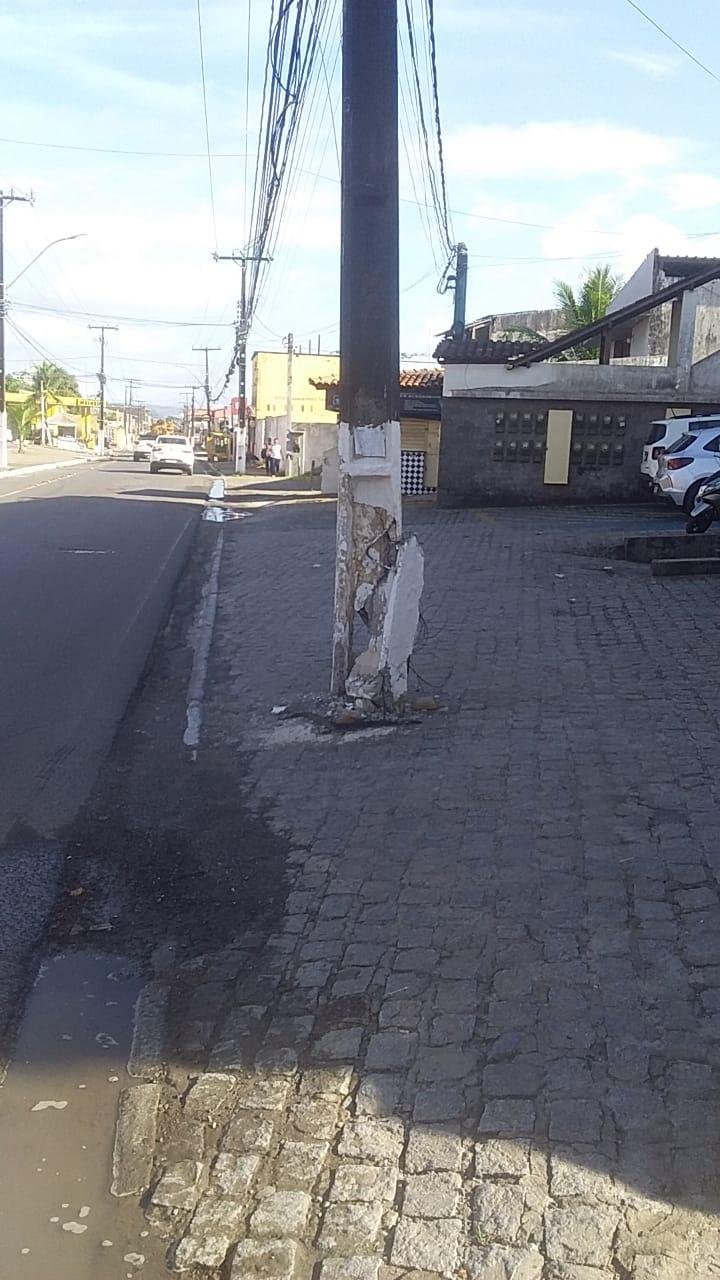 MORADORES DENUNCIAM A COELBA POR ABANDONO DE RISCO DE POSTES DANIFICADOS EM ILHÉUS