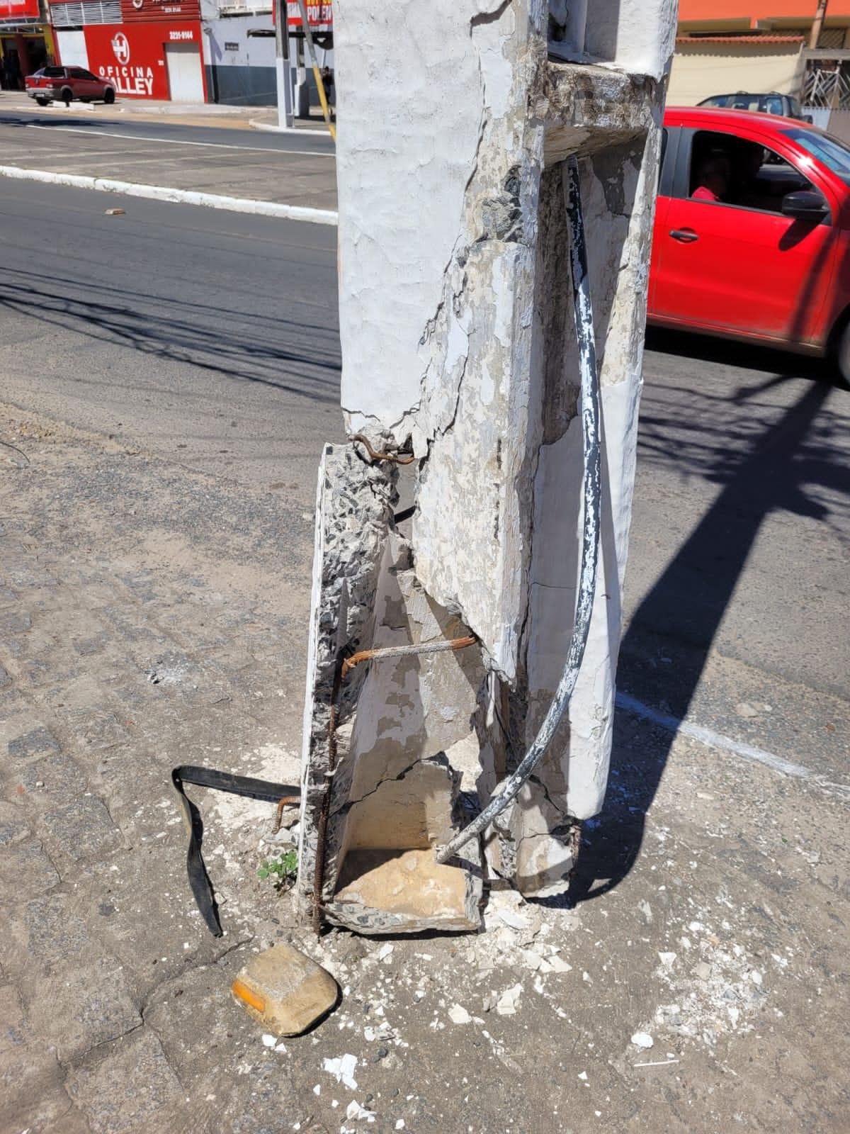 MORADORES DENUNCIAM A COELBA POR ABANDONO DE RISCO DE POSTES DANIFICADOS EM ILHÉUS