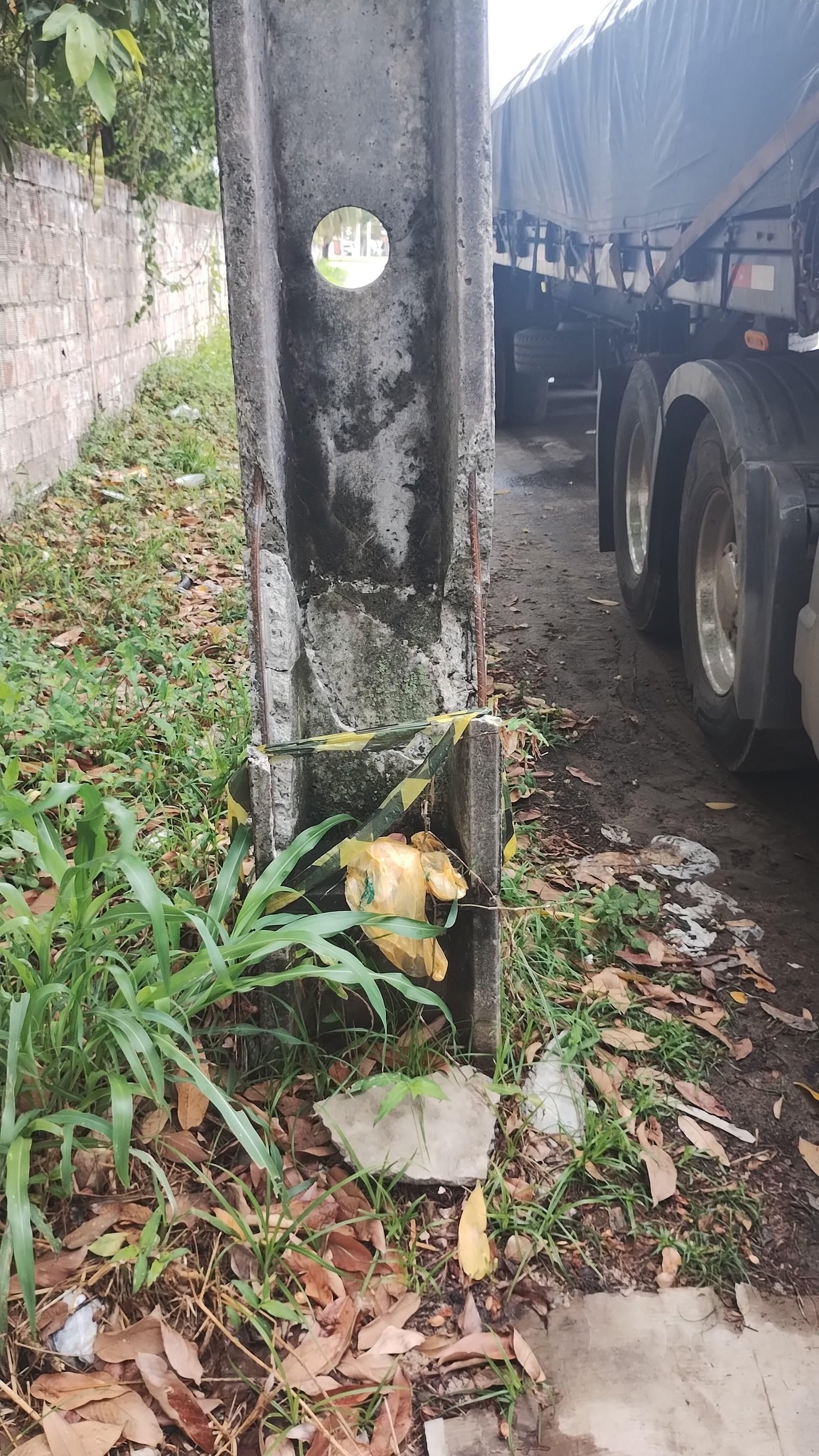 MORADORES DE ILHÉUS DENUNCIAM MAIS POSTES PRESTES A CAIR E CRITICAM A COELBA