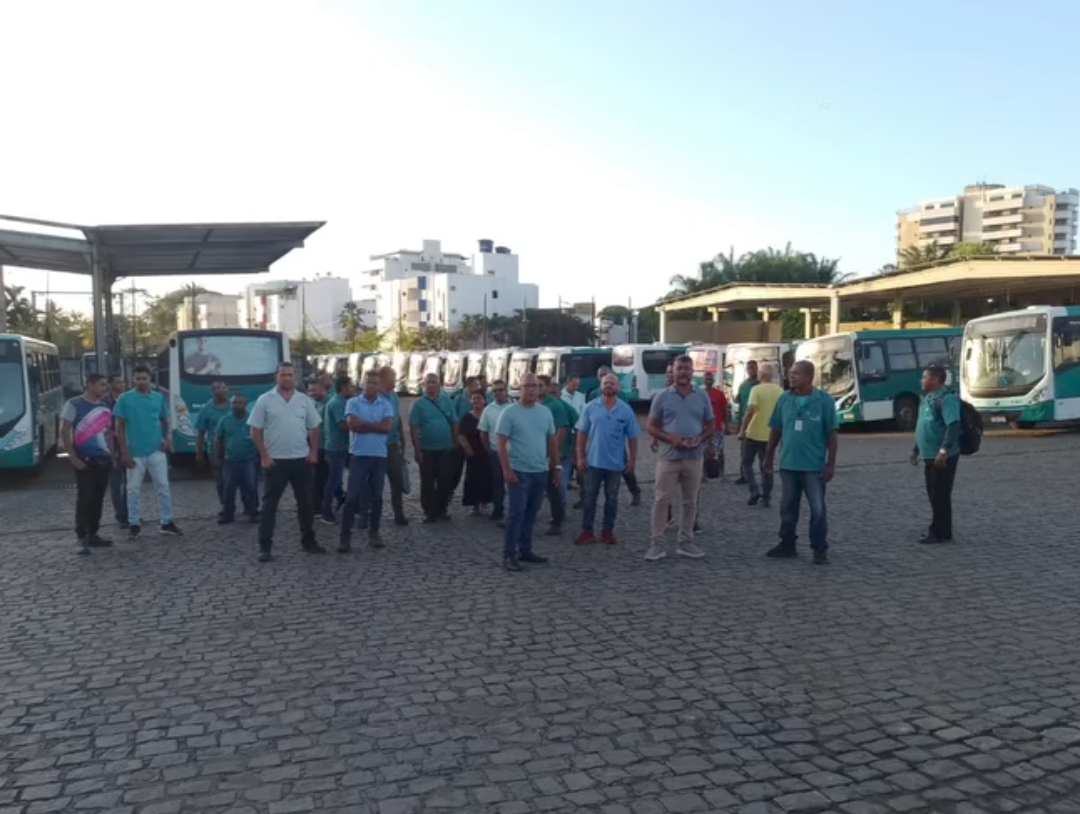 RODOVIÁRIOS DA EMPRESA SÃO MIGUEL REALIZAM MANIFESTAÇÃO CONTRA ENCERRAMENTO DE CONTRATO EM ILHÉUS