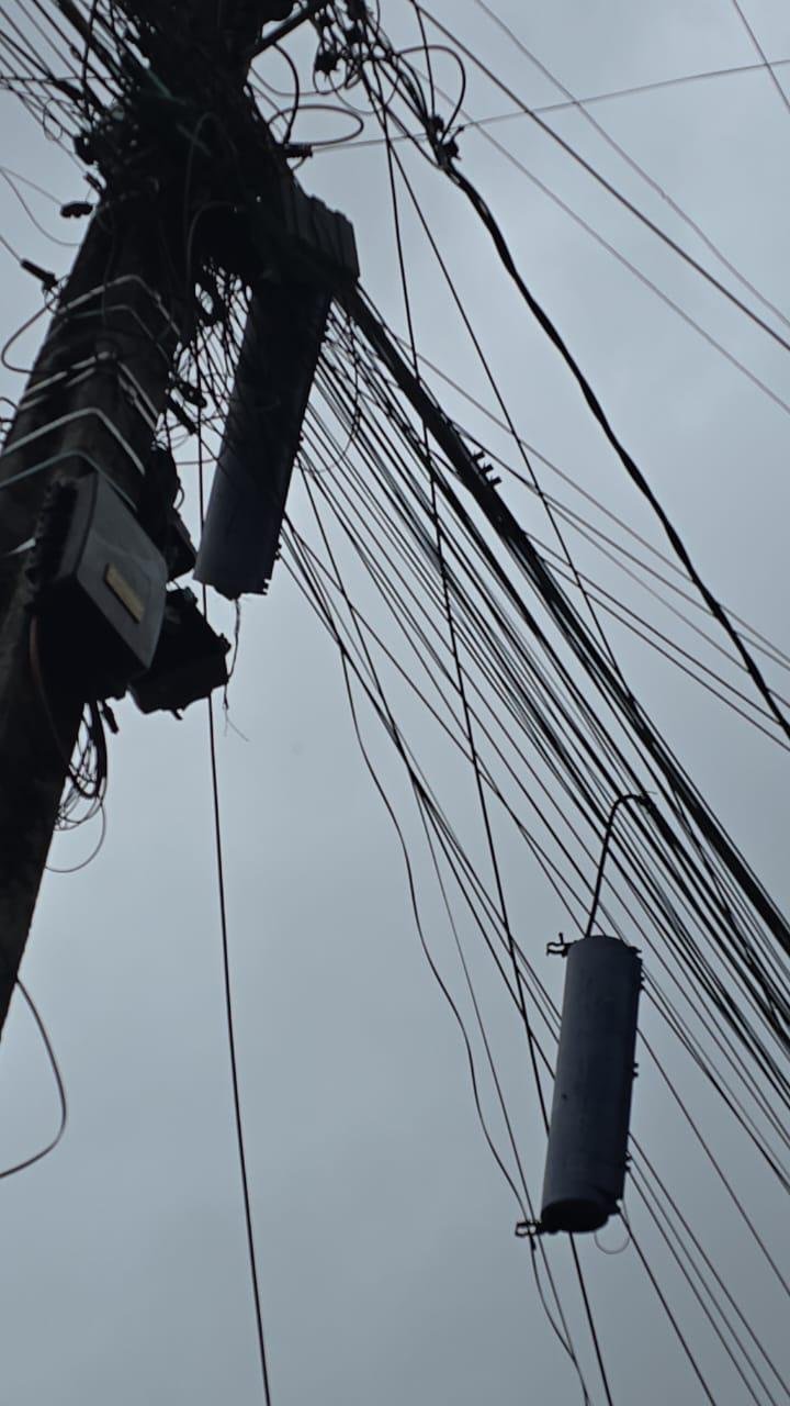 DENÚNCIAS REVELAM EMENDAS, FIOS EXPOSTOS E OUTROS RISCOS EM POSTES DE ILUMINAÇÃO PÚBLICA EM ILHÉUS