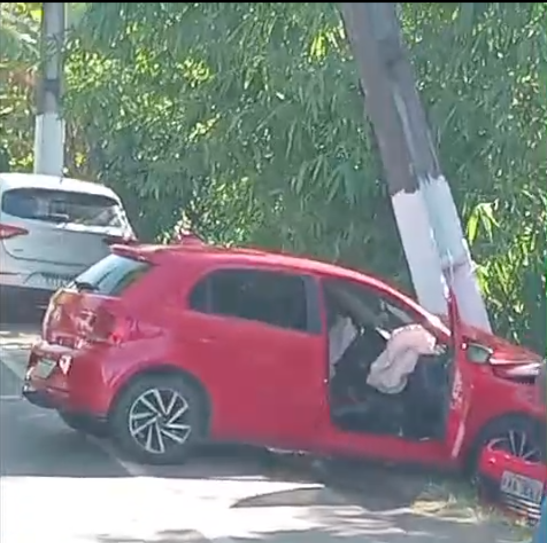 CARRO BATE EM POSTE E CAUSA ENGARRAFAMENTO NA BR-415 EM ILHÉUS! TRÂNSITO SEGUE CONGESTIONADO