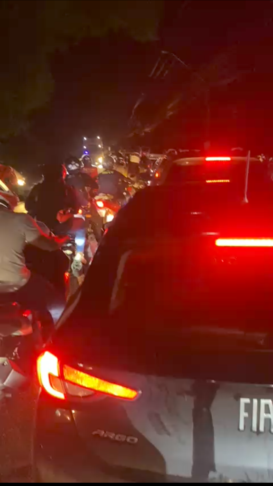 CARRO BATE EM POSTE E CAUSA ENGARRAFAMENTO NA BR-415 EM ILHÉUS! TRÂNSITO SEGUE CONGESTIONADO