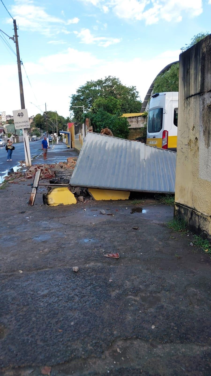 MURO DO IME, REFERÊNCIA HISTÓRICA DA EDUCAÇÃO ILHEENSE, DESABA APÓS CHUVA E VENTOS FORTES