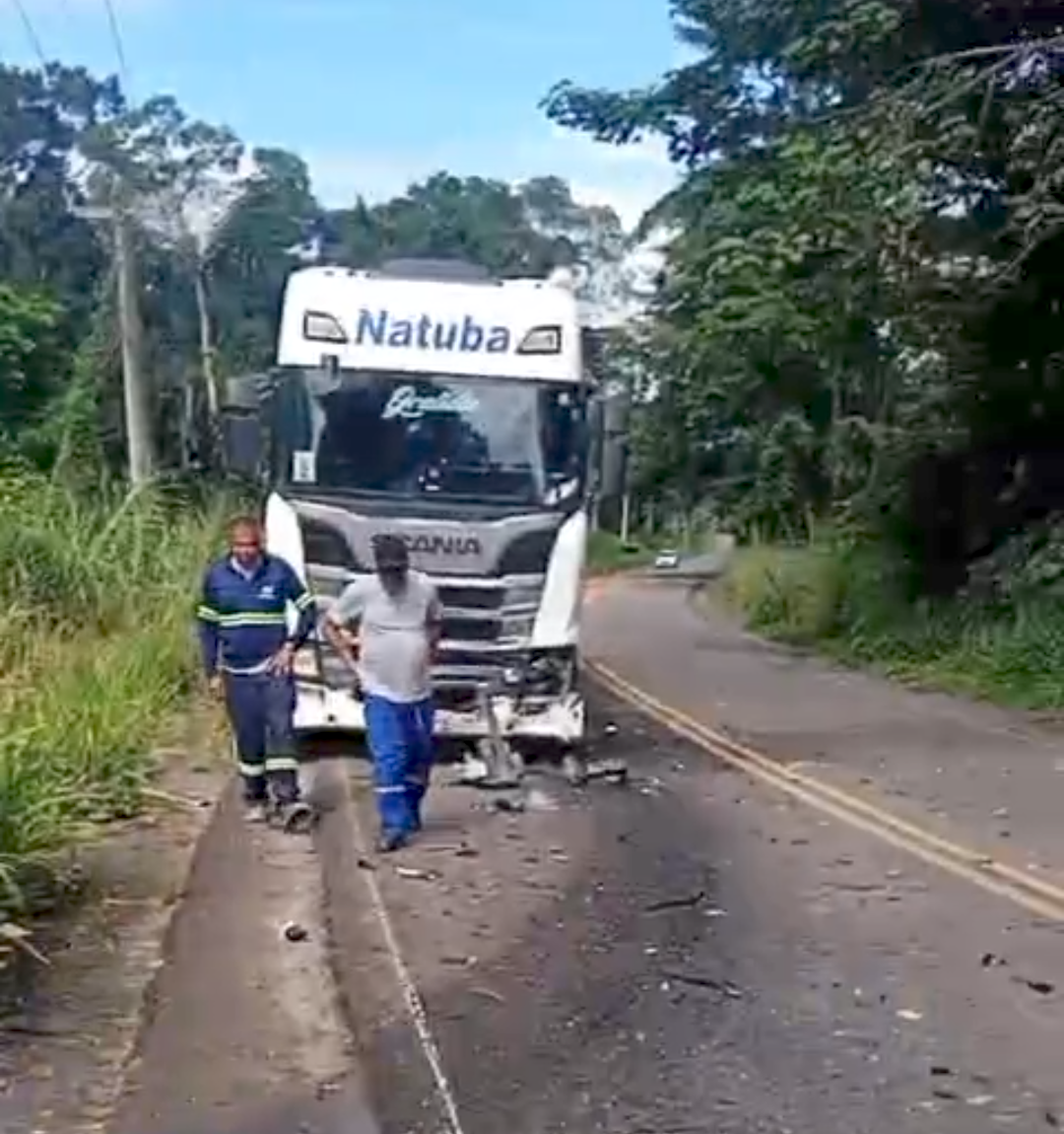 GRAVE ACIDENTE ENTRE CARRO E CARRETA DEIXA MOTORISTA FERIDO NA RODOVIA ILHÉUS-URUÇUCA
