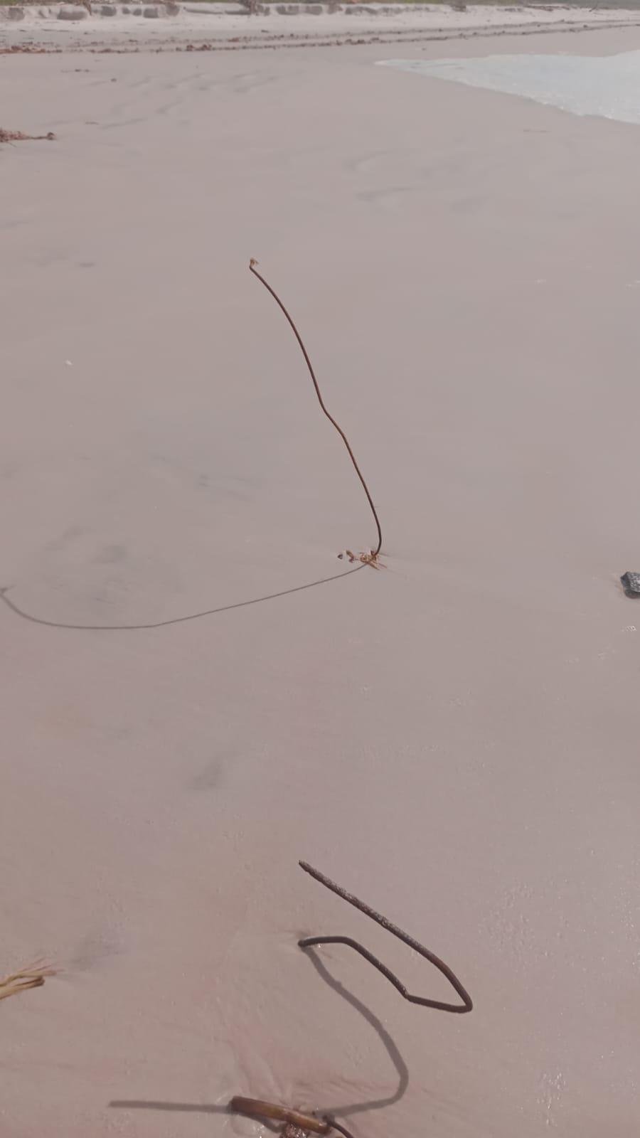 ENTULHO É DESCARTADO NA PRAIA DA AVENIDA SOARES LOPES, EM ILHÉUS