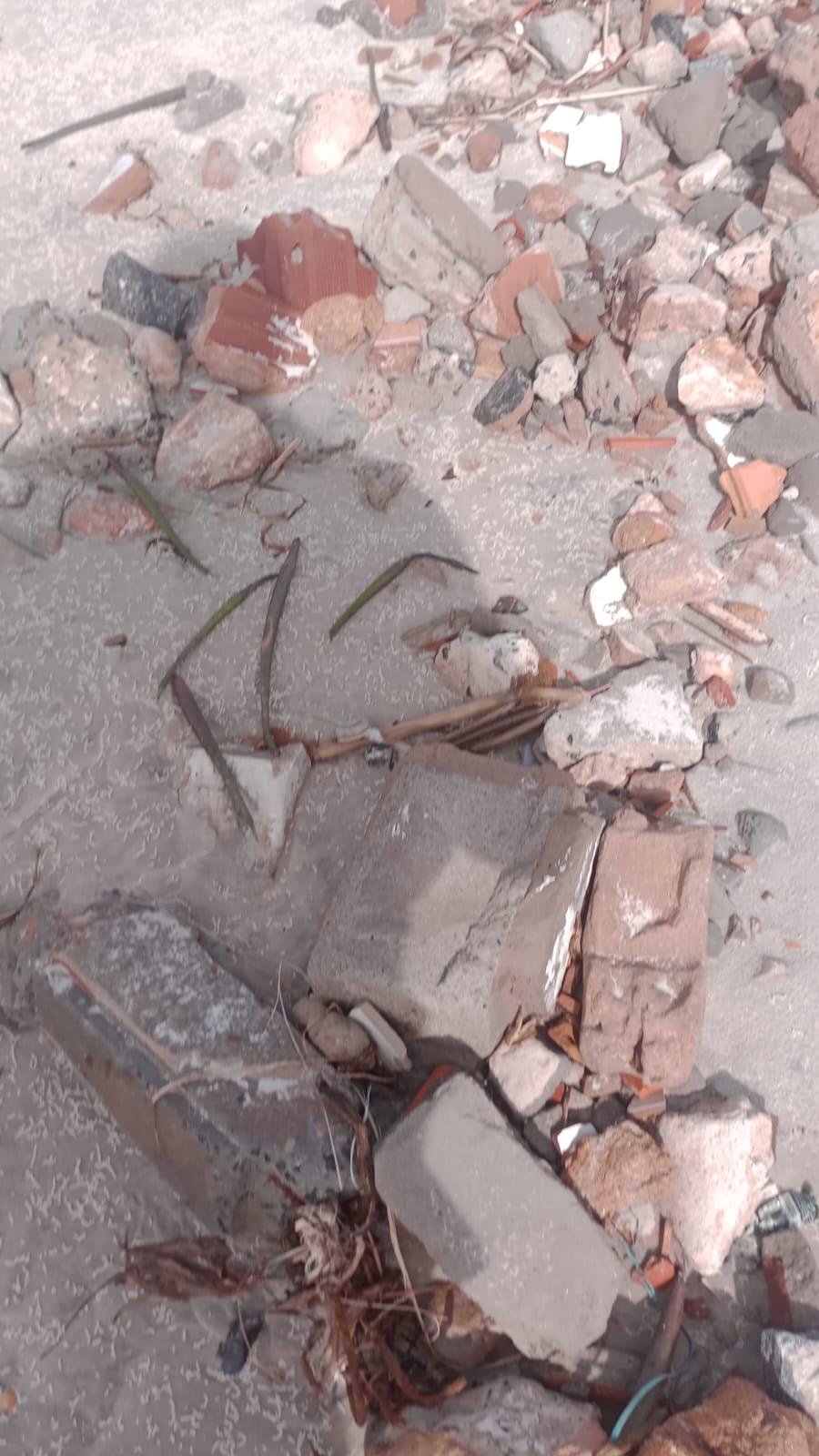 ENTULHO É DESCARTADO NA PRAIA DA AVENIDA SOARES LOPES, EM ILHÉUS