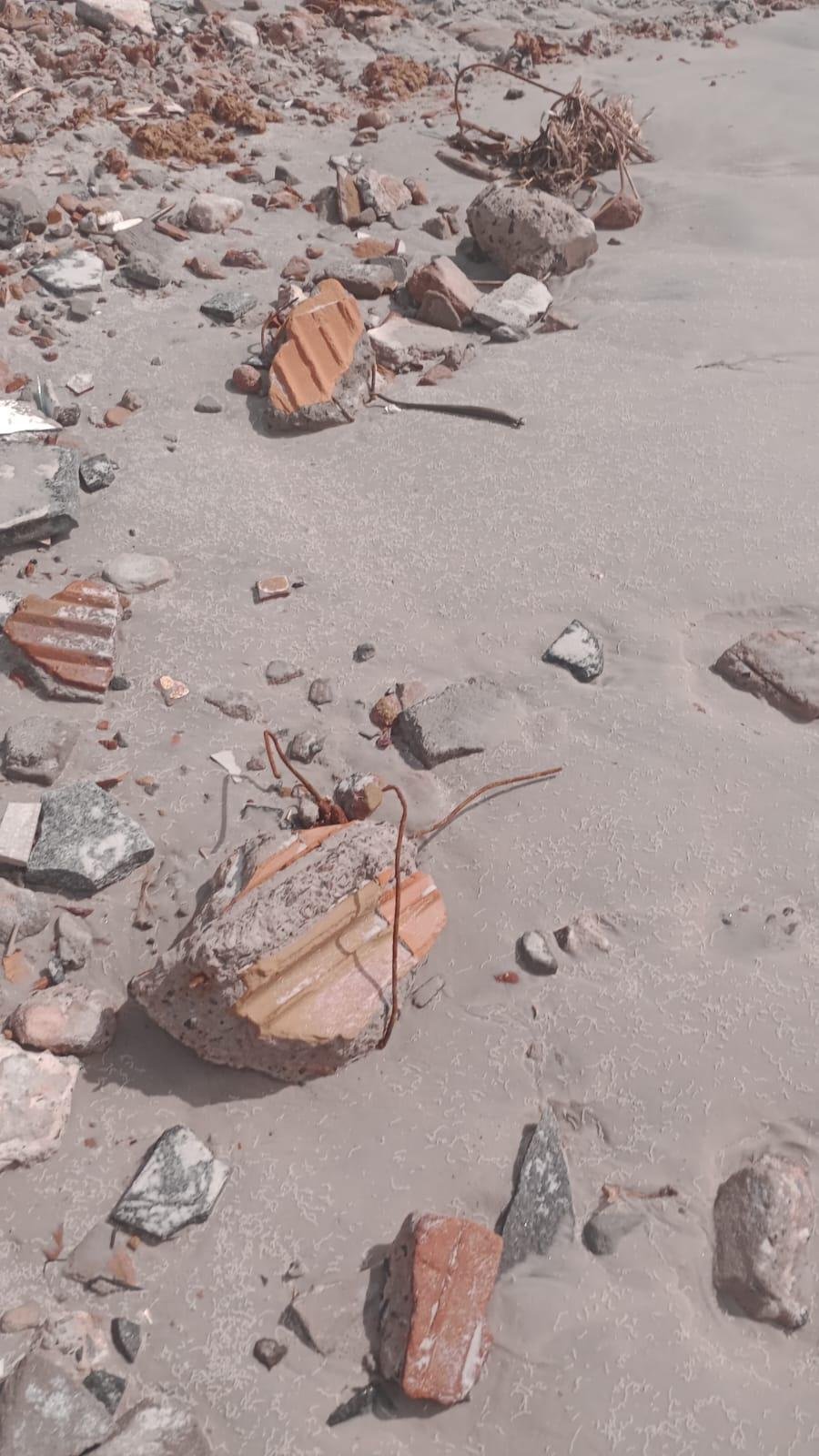 ENTULHO É DESCARTADO NA PRAIA DA AVENIDA SOARES LOPES, EM ILHÉUS