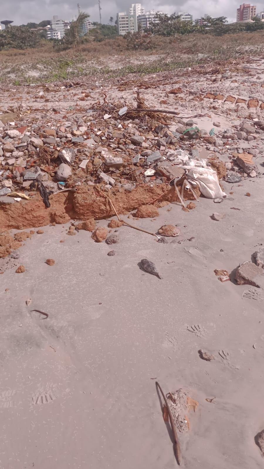 ENTULHO É DESCARTADO NA PRAIA DA AVENIDA SOARES LOPES, EM ILHÉUS