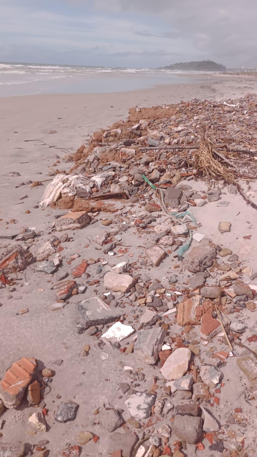 ENTULHO É DESCARTADO NA PRAIA DA AVENIDA SOARES LOPES, EM ILHÉUS
