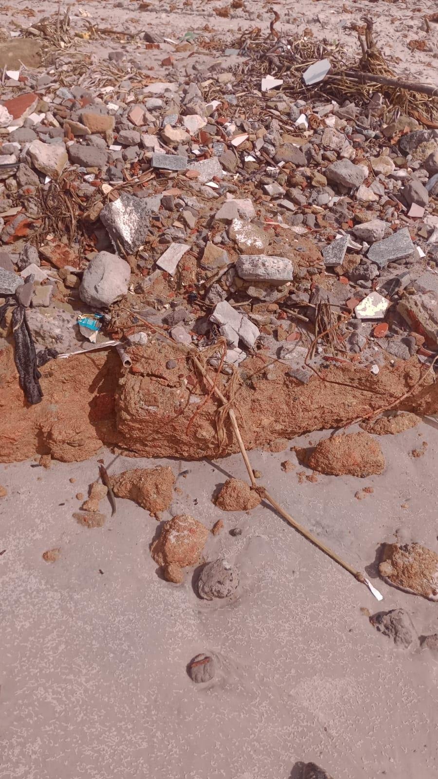 ENTULHO É DESCARTADO NA PRAIA DA AVENIDA SOARES LOPES, EM ILHÉUS