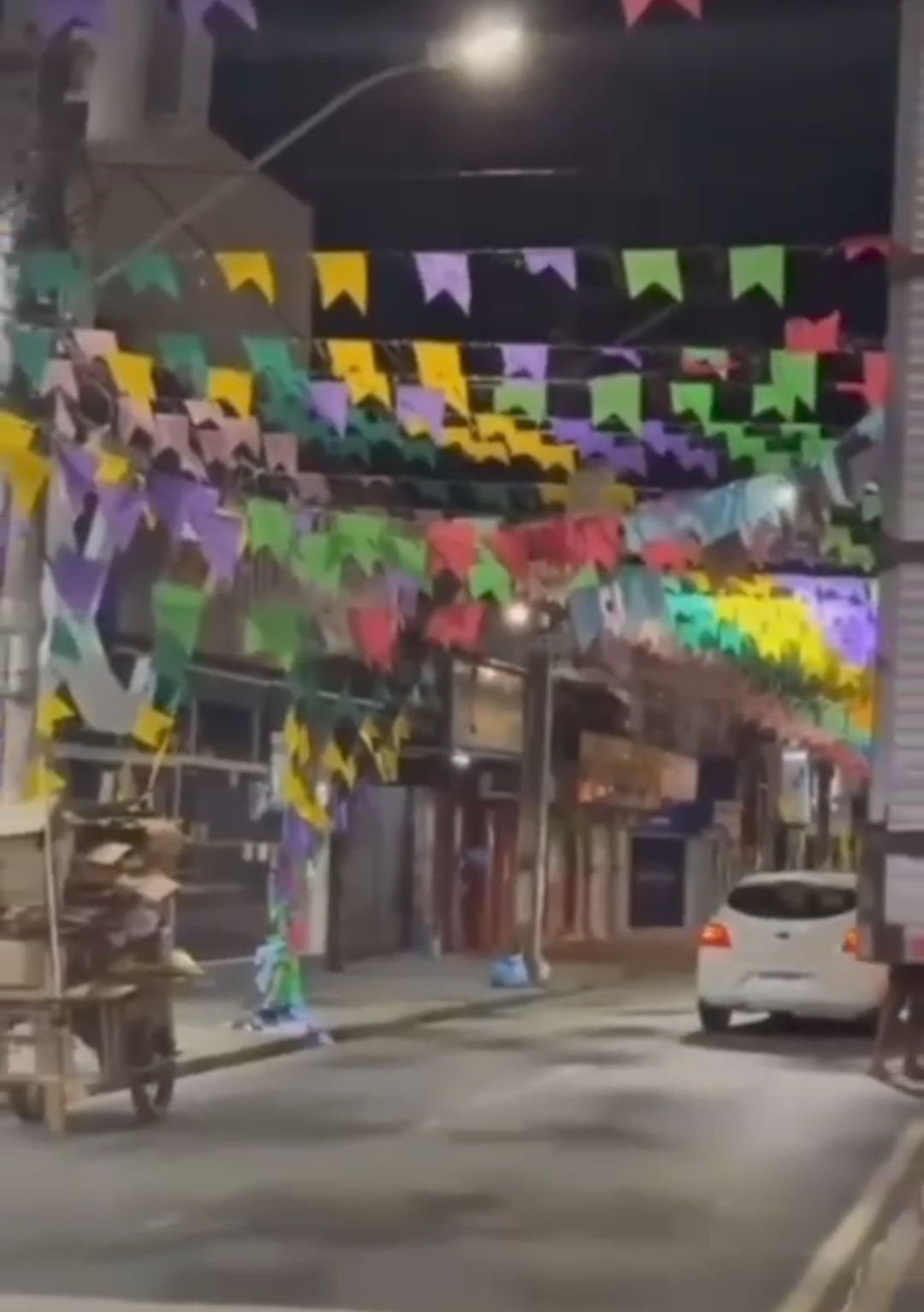 CAMINHÃO DESTRÓI PARTE DA DECORAÇÃO JUNINA NO CENTRO DE ILHÉUS