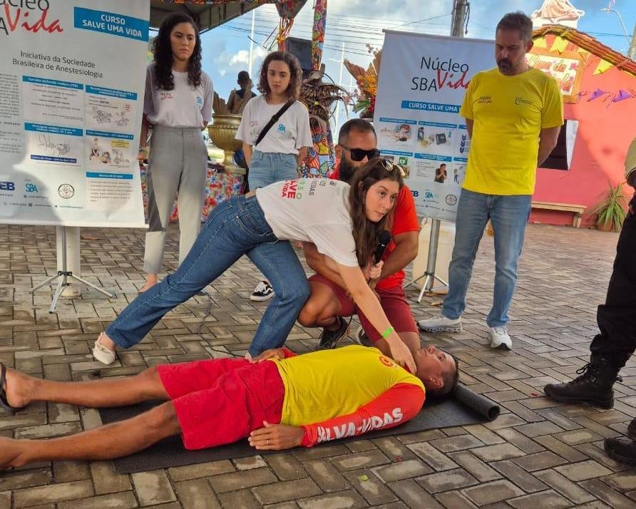 ILHÉUS RECEBE DESFIBRILADOR PÚBLICO DURANTE AÇÃO DA SAEB