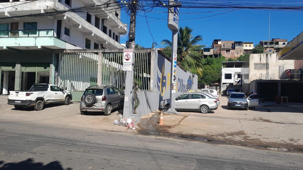 MURO OBSTRUI CALÇADA NA AVENIDA UBAITABA E GERA INDIGNAÇÃO ENTRE MORADORES MURO OBSTRUI CALÇADA NA AVENIDA UBAITABA E GERA INDIGNAÇÃO ENTRE MORADORES
