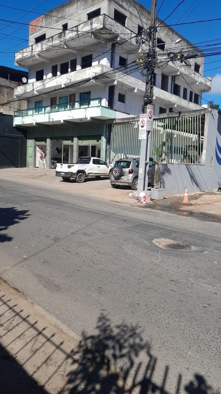 MURO OBSTRUI CALÇADA NA AVENIDA UBAITABA E GERA INDIGNAÇÃO ENTRE MORADORES MURO OBSTRUI CALÇADA NA AVENIDA UBAITABA E GERA INDIGNAÇÃO ENTRE MORADORES