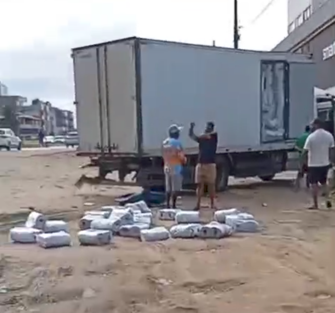 COLISÃO ENTRE CAMINHÃO E CARRO DE PASSEIO É REGISTRADA NA BA-001, EM ILHÉUS