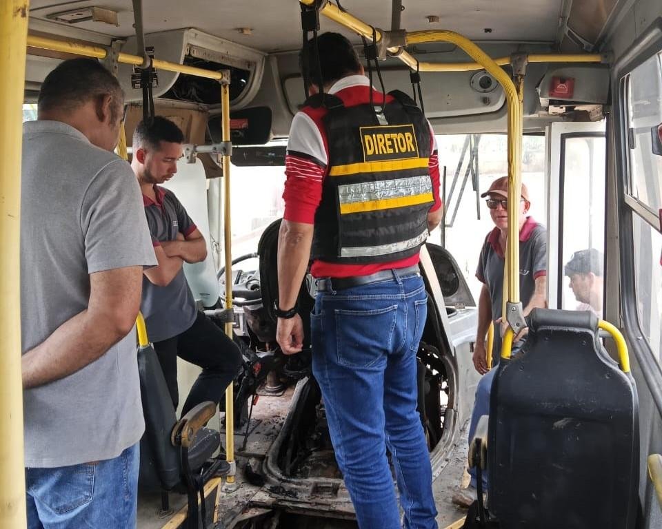 POLÍCIA INVESTIGA POSSÍVEL INCÊNDIO CRIMINOSO EM ÔNIBUS ESCOLAR DE ILHÉUS