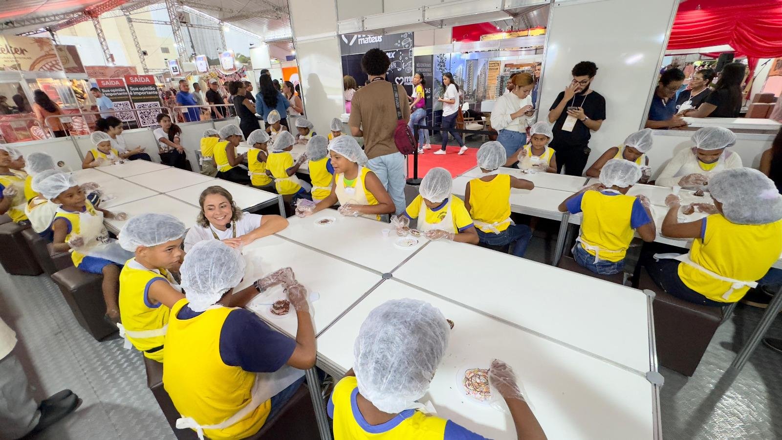 ALUNOS DE AREIA BRANCA PARTICIPAM PELA PRIMEIRA VEZ DA COZINHA KISS NO FESTIVAL DO CHOCOLATE EM ILHÉUS