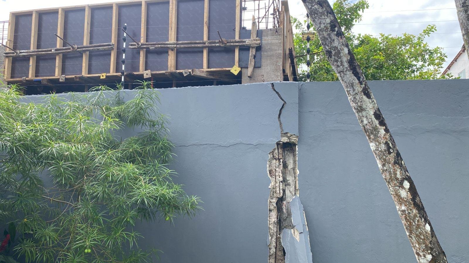 CONSTRUÇÃO DE PRÉDIO NO JARDIM ATLÂNTICO 2 COMPROMETE MURO DE RESIDÊNCIA