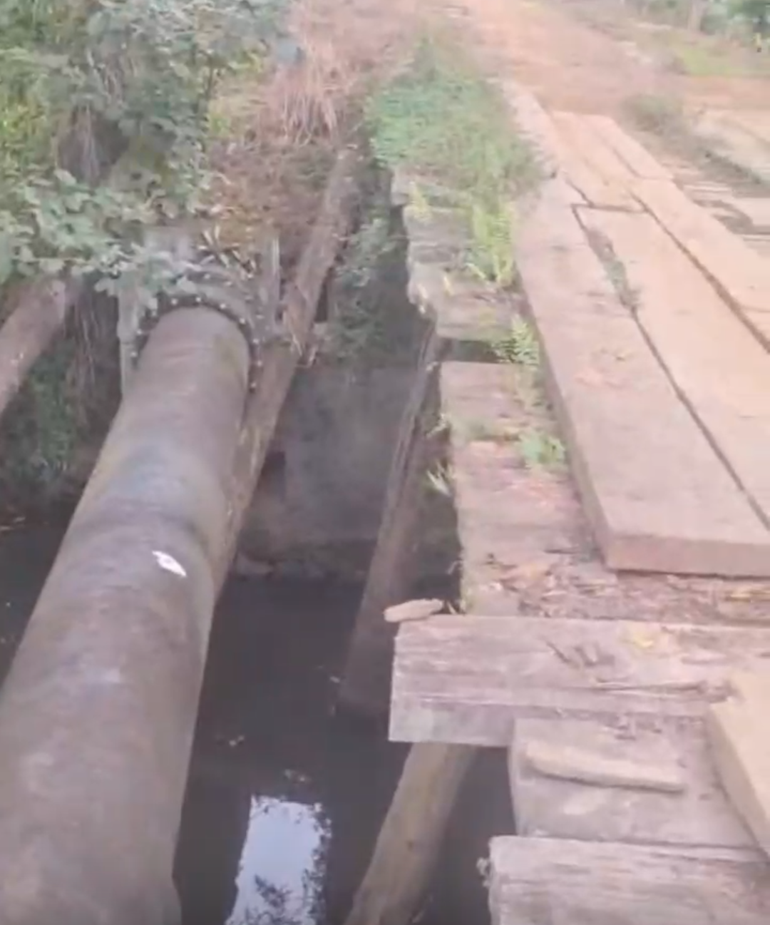 PONTE COMPROMETIDA E ESTRADA INTRANSITÁVEL PREOCUPAM MORADORES DE RIO DO BRAÇO, EM ILHÉUS