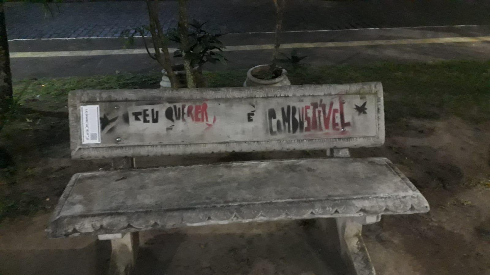 BANCOS DA PRAÇA RUI BARBOSA SÃO ALVO DE PICHAÇÕES EM ILHÉUS