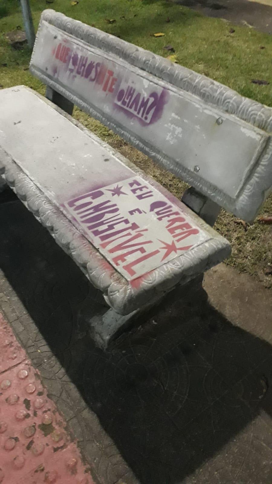 BANCOS DA PRAÇA RUI BARBOSA SÃO ALVO DE PICHAÇÕES EM ILHÉUS