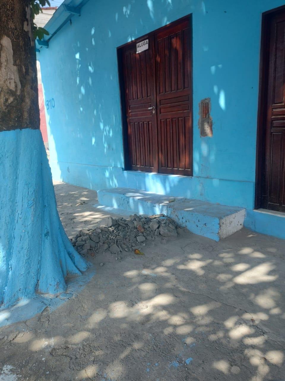CONSTRUÇÃO IRREGULAR QUE OBSTRUÍA CALÇADA NO NELSON COSTA É REMOVIDA