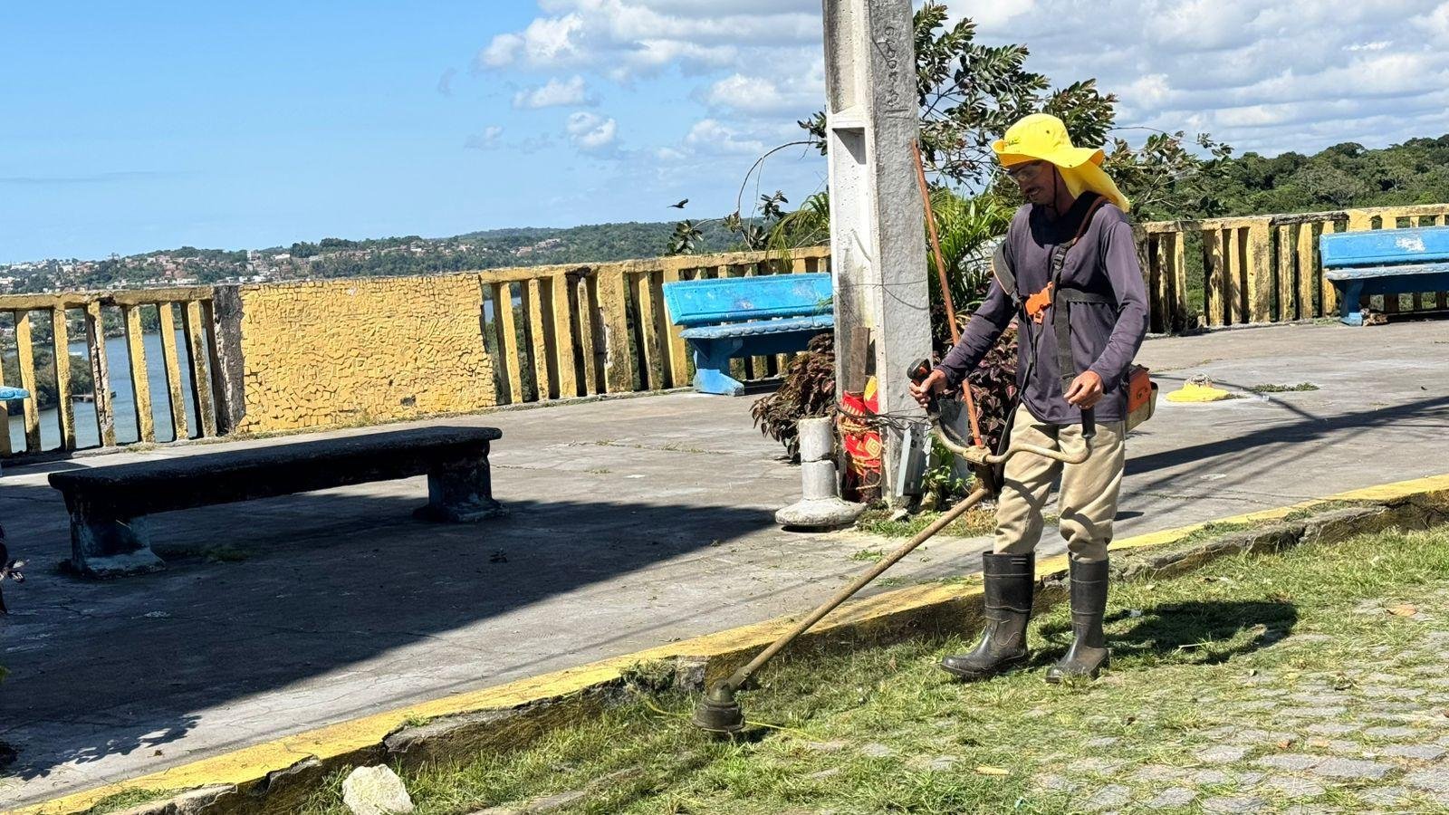 LIMPEZA É INTENSIFICADA EM DIVERSOS BAIRROS DE ILHÉUS
