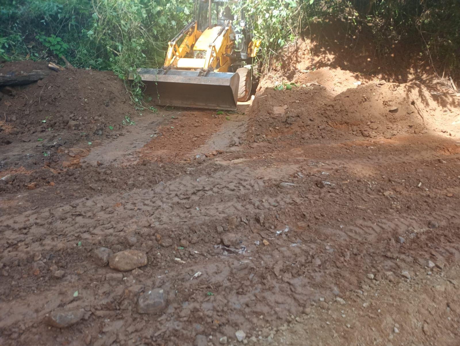 OPERAÇÃO DE ENCASCALHAMENTO É REALIZADO NA LAGOA ENCANTADA E ARREDORES