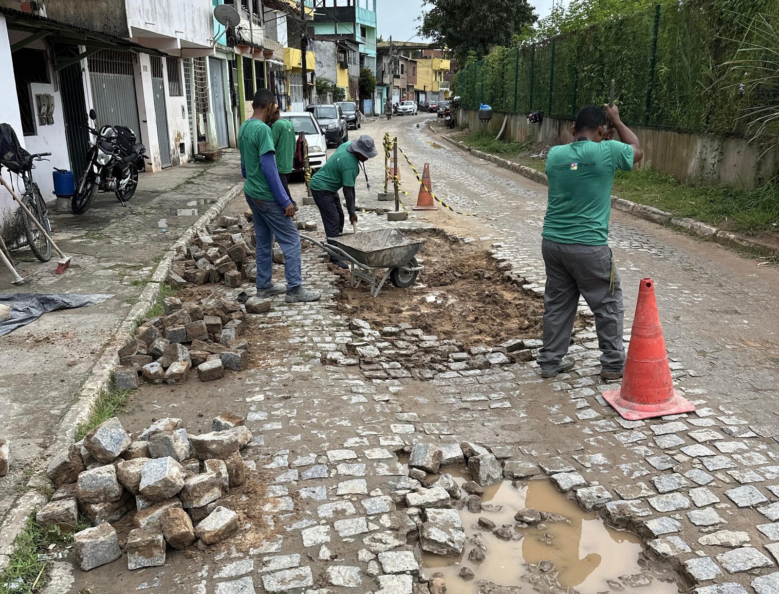 RUAS DO CSU E NOSSA SENHORA DA VITÓRIA RECEBEM OBRAS DE REASSENTAMENTO DE PARALELEPÍPEDOS