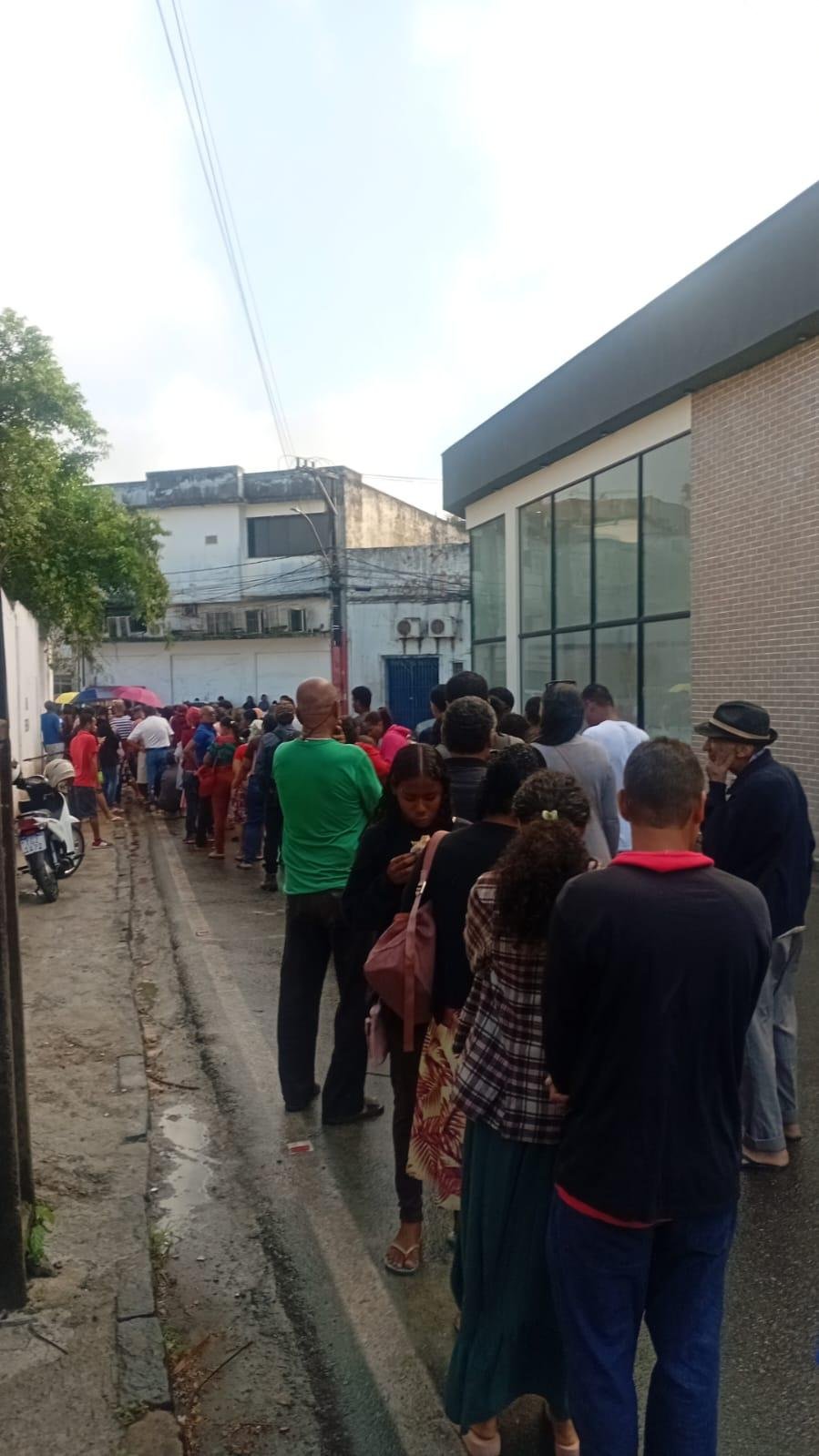 GRANDE FILA SE FORMA NO SAC DE ILHÉUS PARA EMISSÃO DE RG