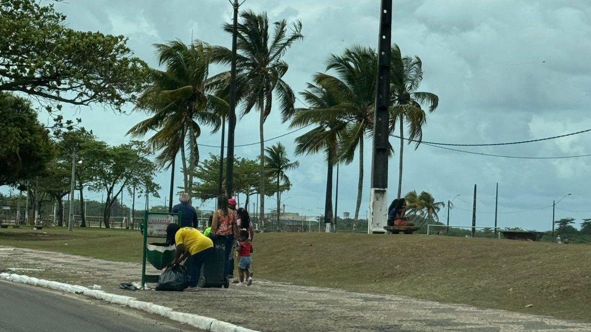 PREFEITURA DE ILHÉUS REALIZA LIMPEZA IMEDIATA APÓS DESFILE DE 7 DE SETEMBRO